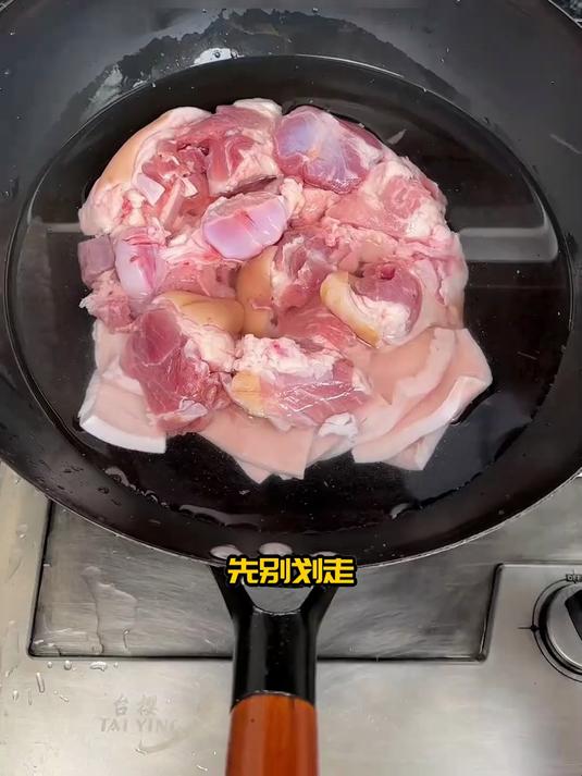 冬至朋友来做客,炖锅花生黄豆猪蹄,好吃还撑场面