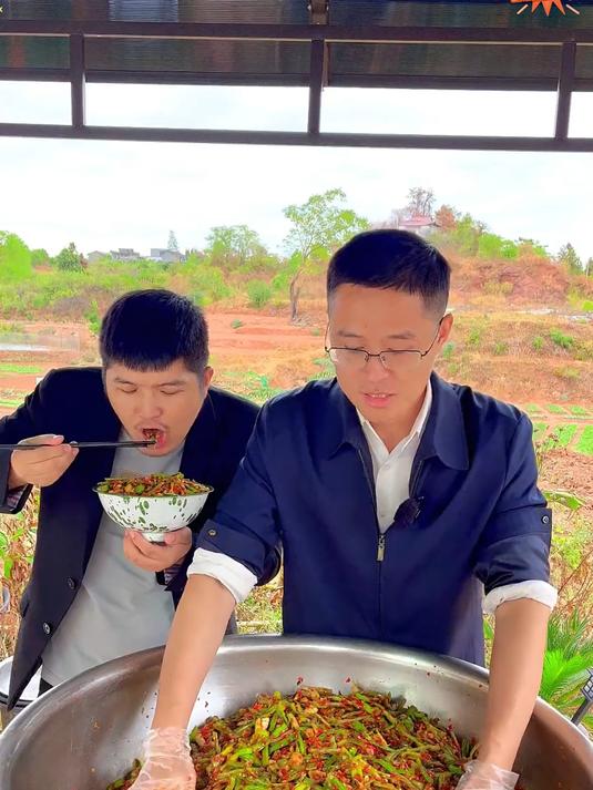 手工腌制鲜菜梗，咸香开胃有嚼劲，家常佐餐必备款！