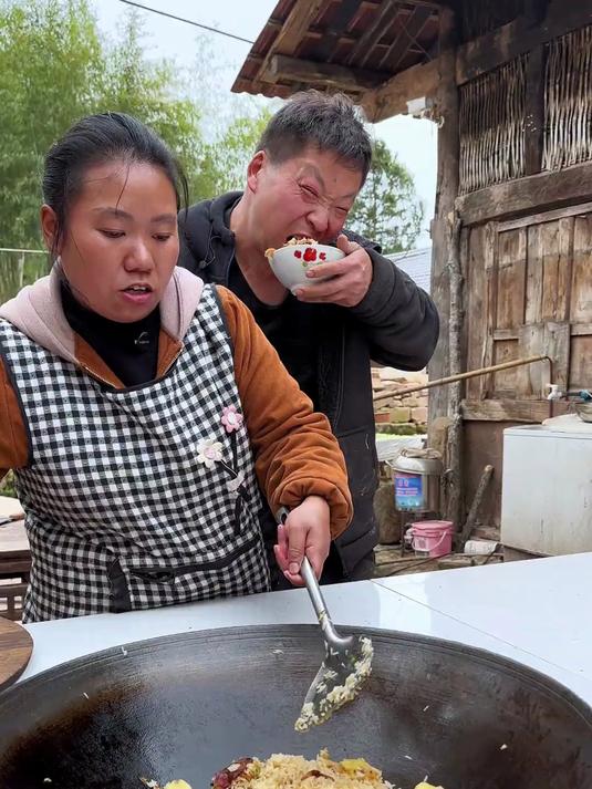 吃饭不仅是一种享受更是一种情怀、农村洋芋锅巴饭既吃出美味的享受、又吃出乡村特有的情怀