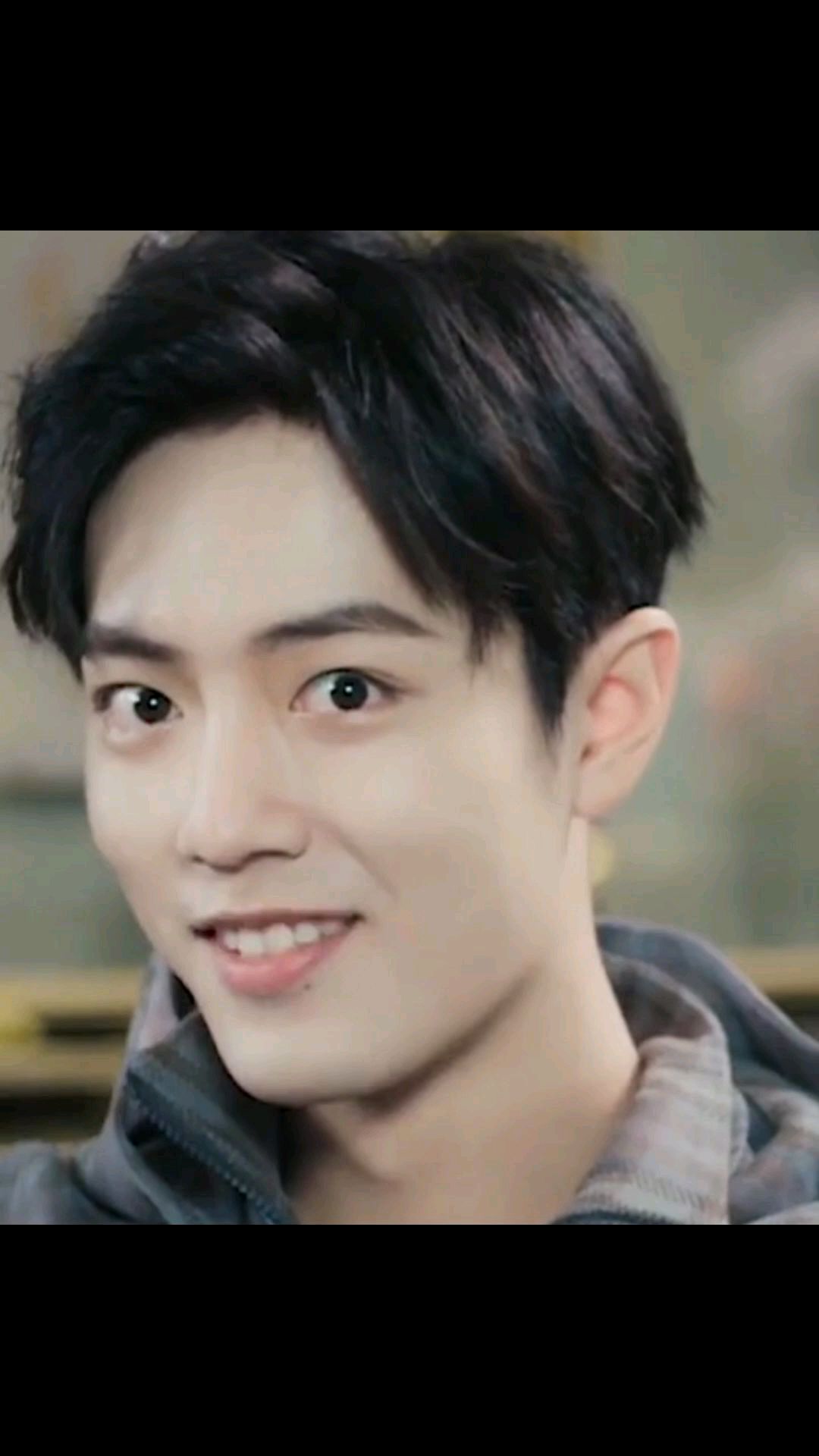 好喜欢看他吃东西时那两个小窝窝,贪吃才能长的吧,用薯片肯定能哄走。