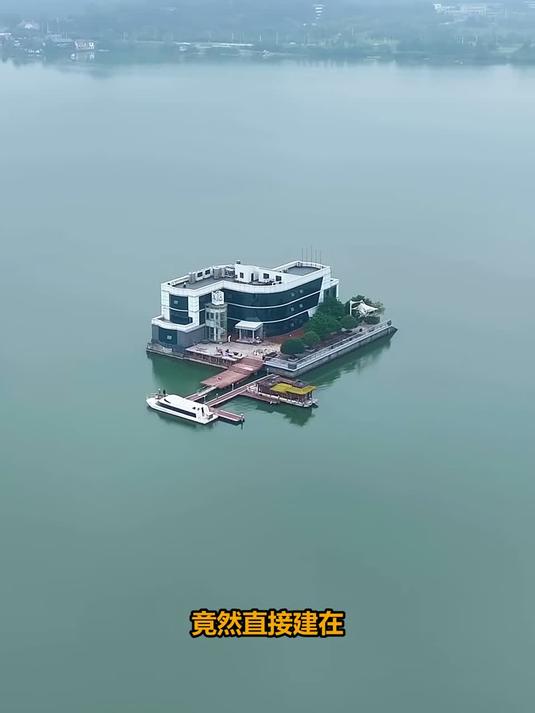 ##这夏就出发##造价近亿的湖中顶级豪宅，出门全靠游艇，住在这里真的不怕被水淹吗？