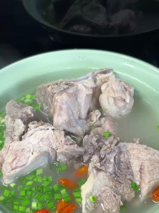排骨汤怎么炖最好吃，汤鲜味美，排骨肉不柴很嫩