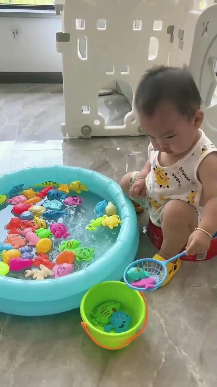 儿童钓鱼鱼池,儿童夏天戏耍……