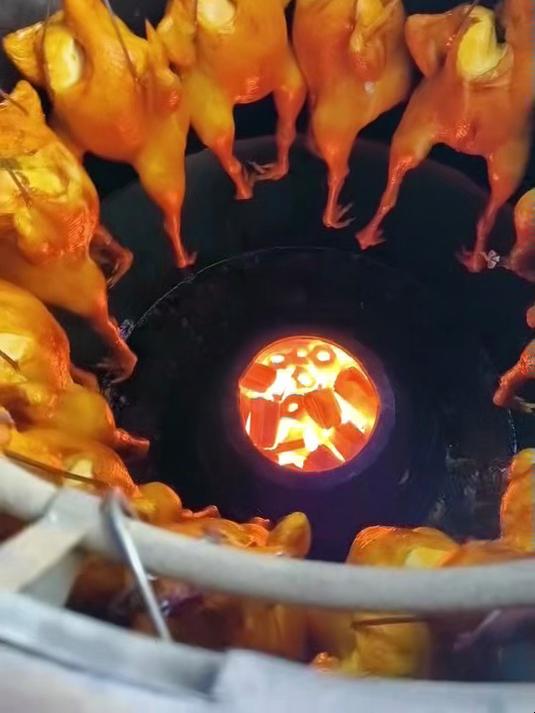 在武鸣做窑鸡第6年了,今年还是坚持做窑鸡单品,还是老味道