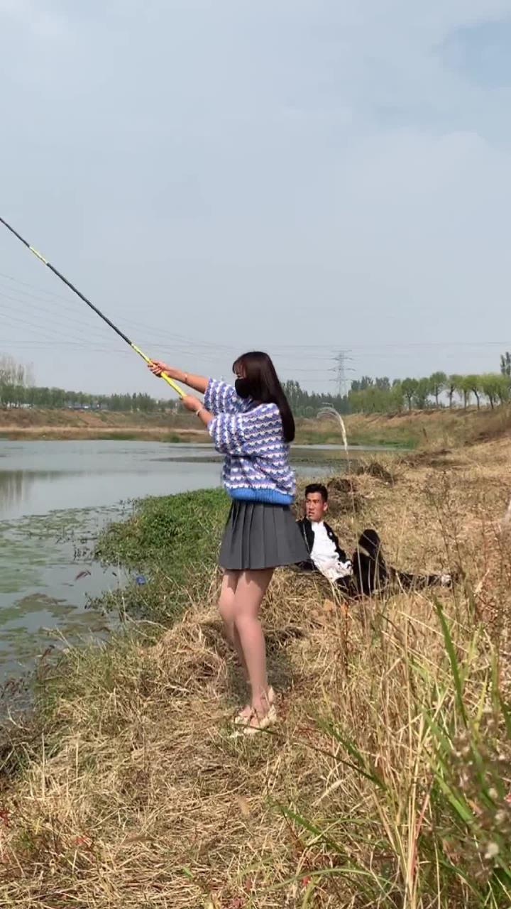 小姨妹钓了一条草鱼,给她做个厚子鱼炖粉皮。草鱼粉皮