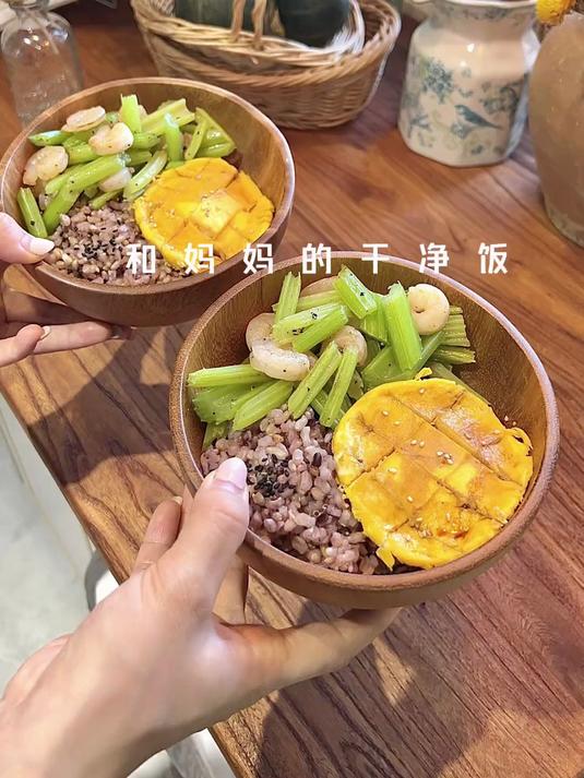 今天的干净饭,芹菜虾仁蒸鸡蛋
