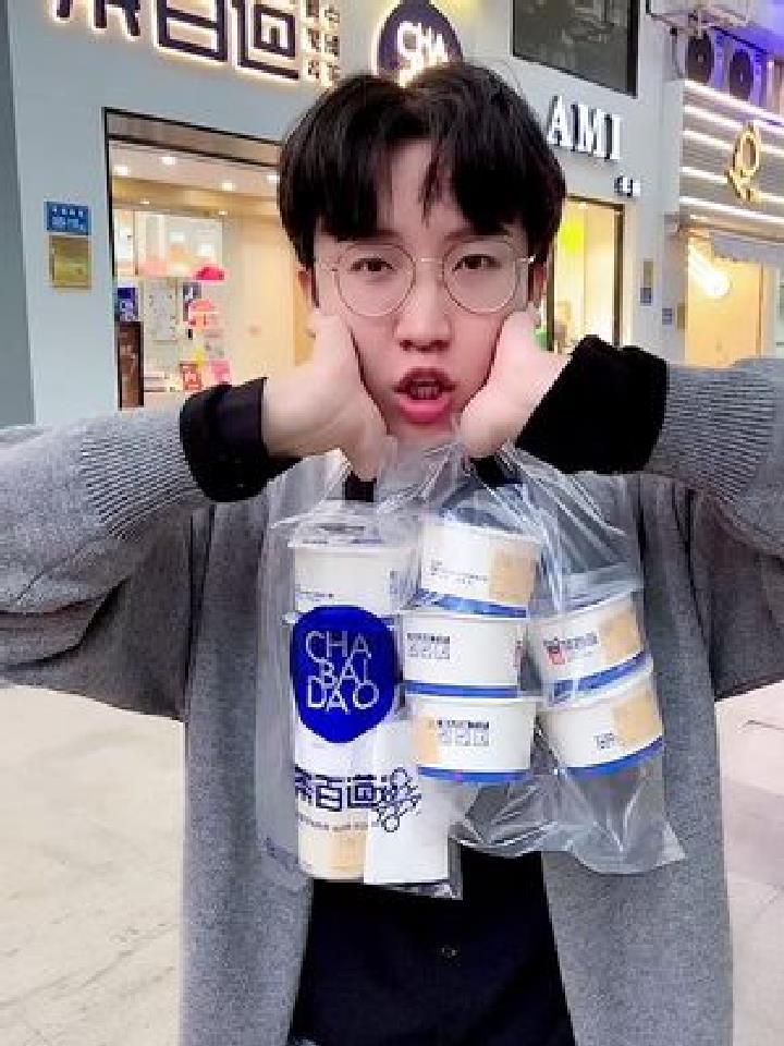 喝奶茶一定要分装啊!这样喝太绝了吧 奥利奥奶茶大杯+去冰少糖+芋圆!无敌的神仙奶茶