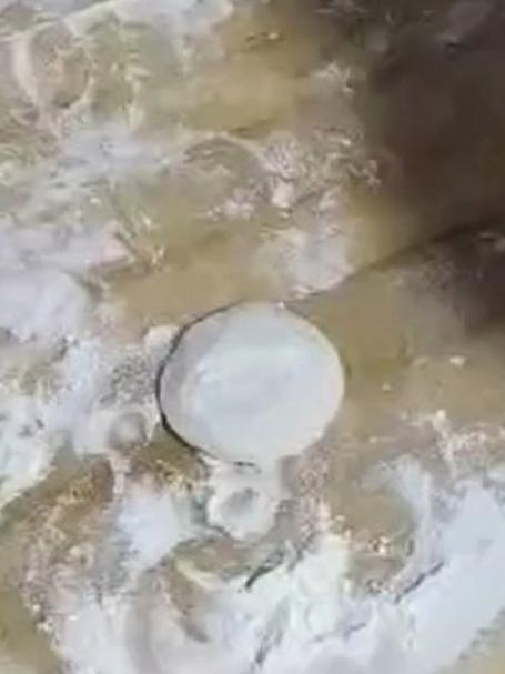 小姑娘用两个擀面杖擀饺子皮，“随便”擀了几下就成型了