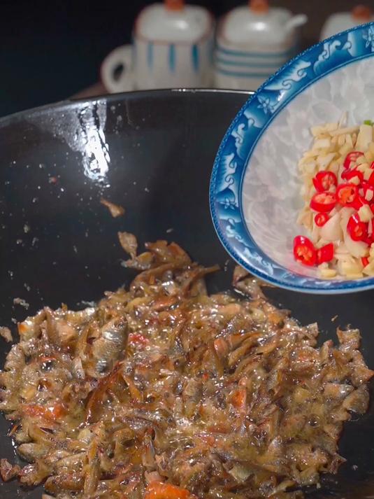 青椒炒小鱼干，好吃又下饭，你喜欢吗
