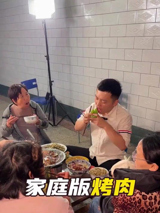 快来看看今天的家庭版烤肉与洋槐花蒸菜！真的太有食欲啦！