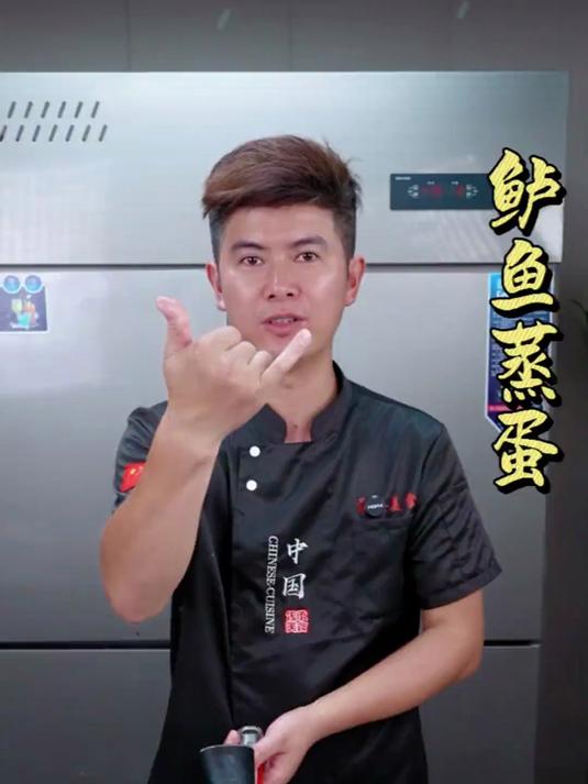 把鲈鱼用开水烫一下，出锅就是酒店桌桌必点的招牌菜