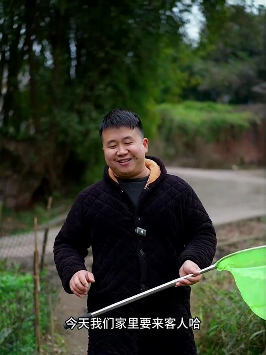 炊二锅家里来客，用土鸡土鸭招待，亲朋好友欢聚一堂