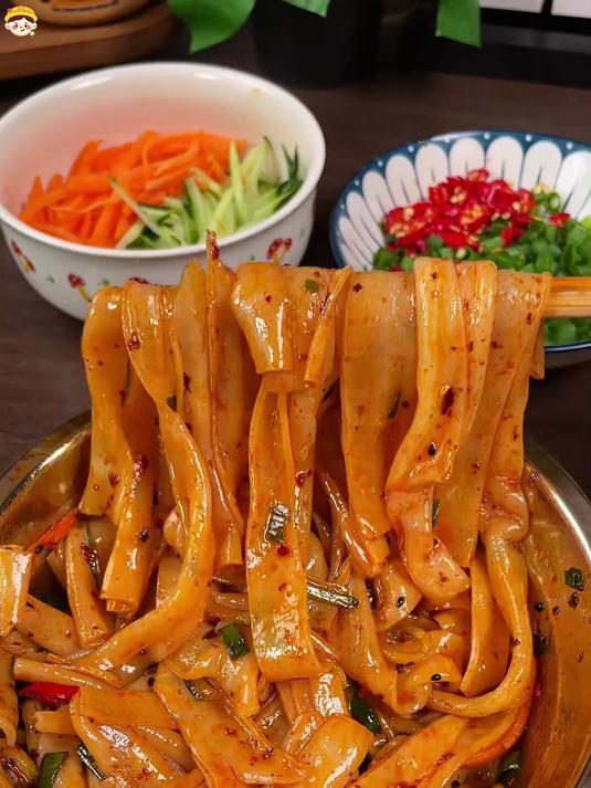 夏日救星麻酱凉皮!拌一拌开吃超方便,天热没食欲来份正合适