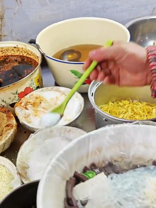 西安街头烟火气粉汤羊血热辣鲜香入口难忘超解馋