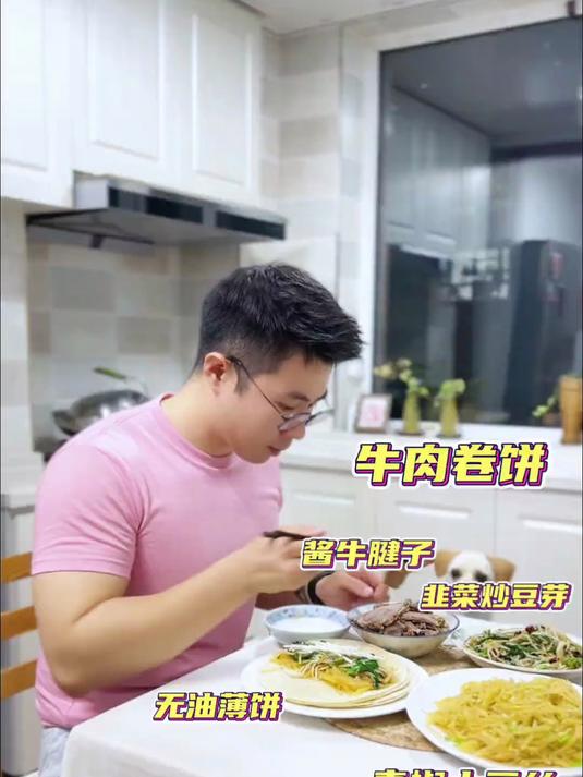 东北独居单身小伙儿的晚餐 牛肉卷饼 无油薄饼 酱牛肉 尖椒土豆丝 韭菜炒豆芽。#踢开世界的