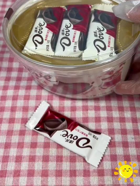 德芙巧克力香浓黑巧克力微苦微甜的感,是真正巧克力的味口道!