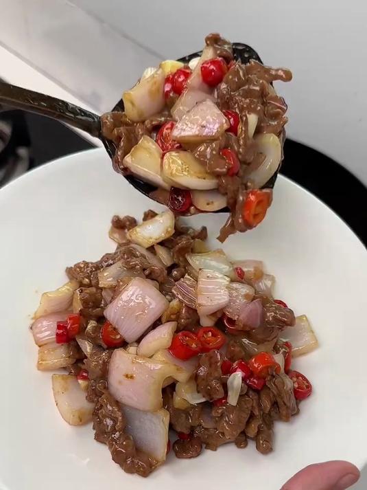 每次做这道洋葱炒牛肉我家闺女都要干3碗米饭