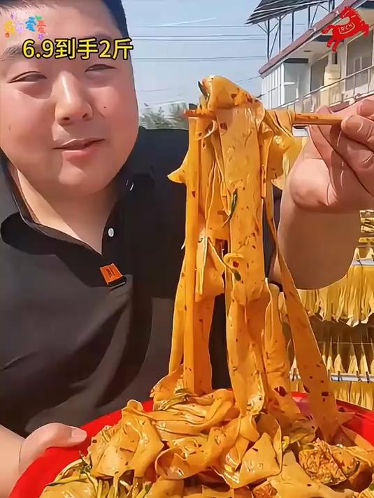 这个是河南特产干面皮不用煮凉水或者温水泡开后用家常调味料凉拌即可放点黄瓜香菜美味又劲道