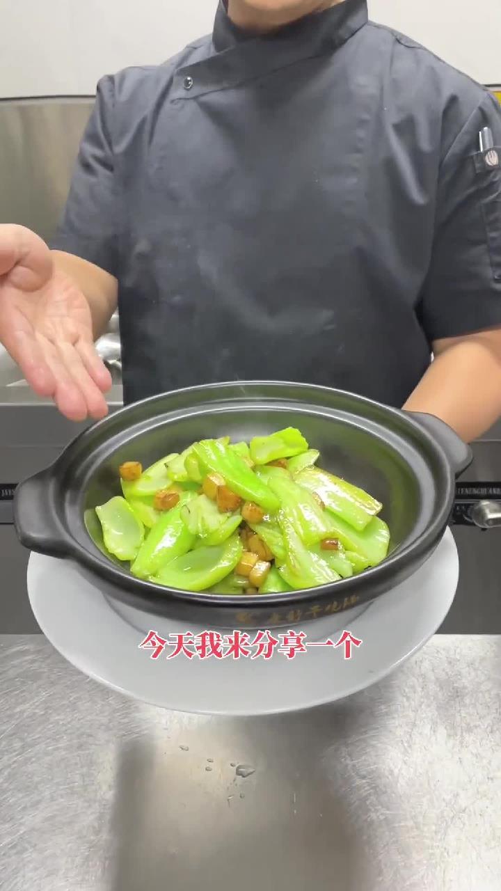 生炒水东芥菜,这道菜看似简单,不会炒的人,确实炒得不好吃