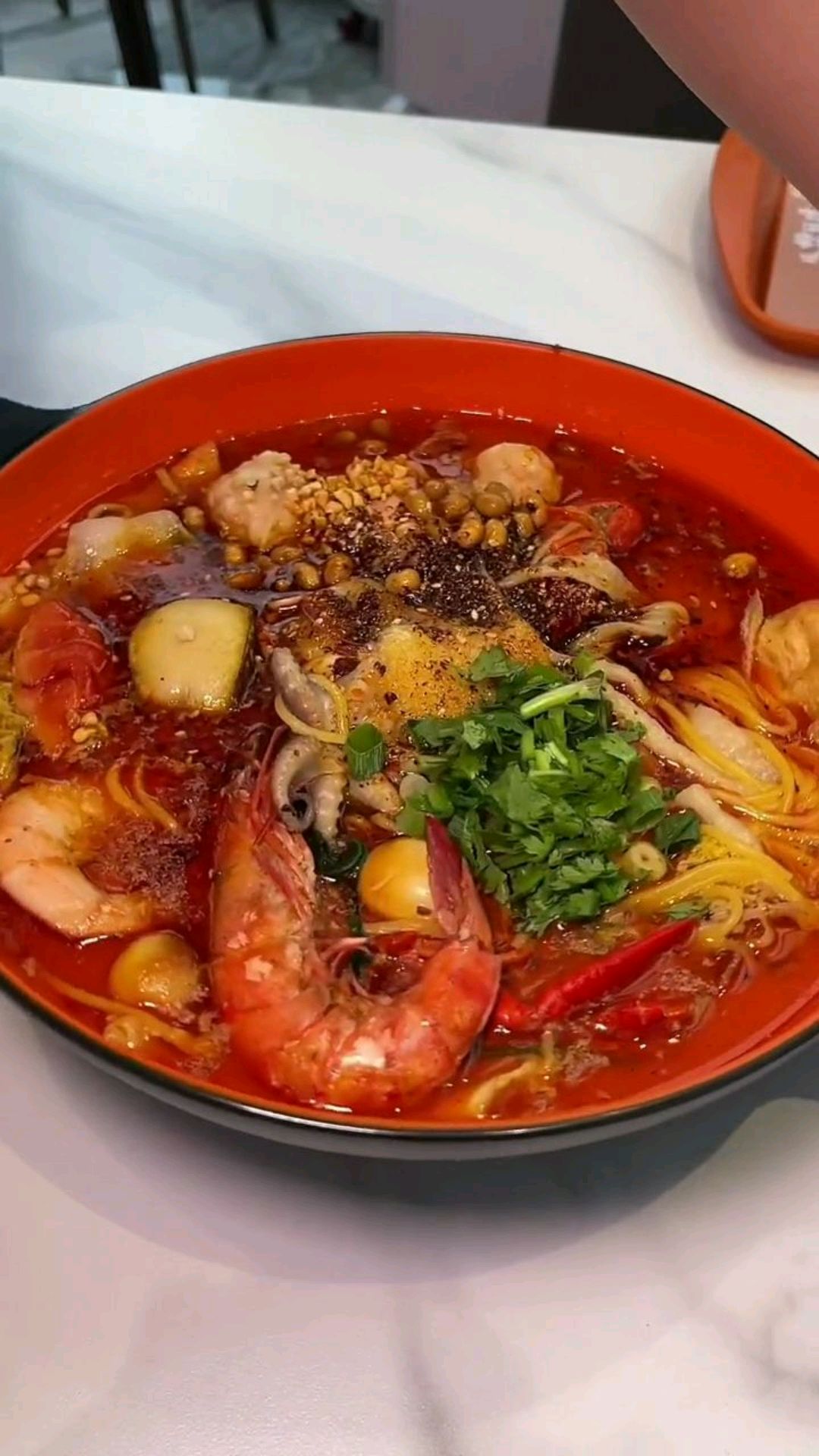 麻辣烫里煮龙虾,这么高级麻辣烫你吃过吗?1500多平米的店面,这装修太豪华了