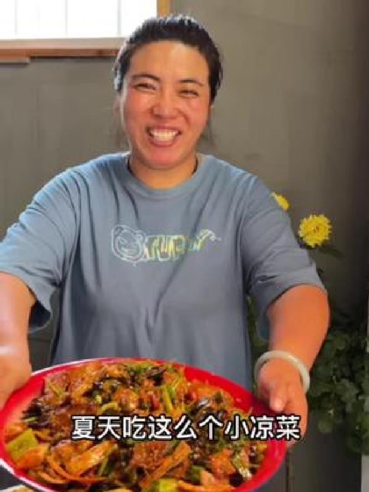 天气越来越热,小胖想吃凉拌菜,用牛肉加点青菜一起凉拌一下