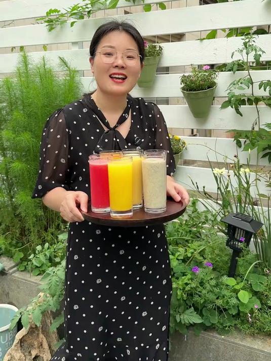 来一杯健康又好喝的鲜榨果汁吧,营养果蔬搭配