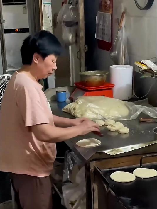 矮个友好,高个委屈!这家烧饼凭身高入场?