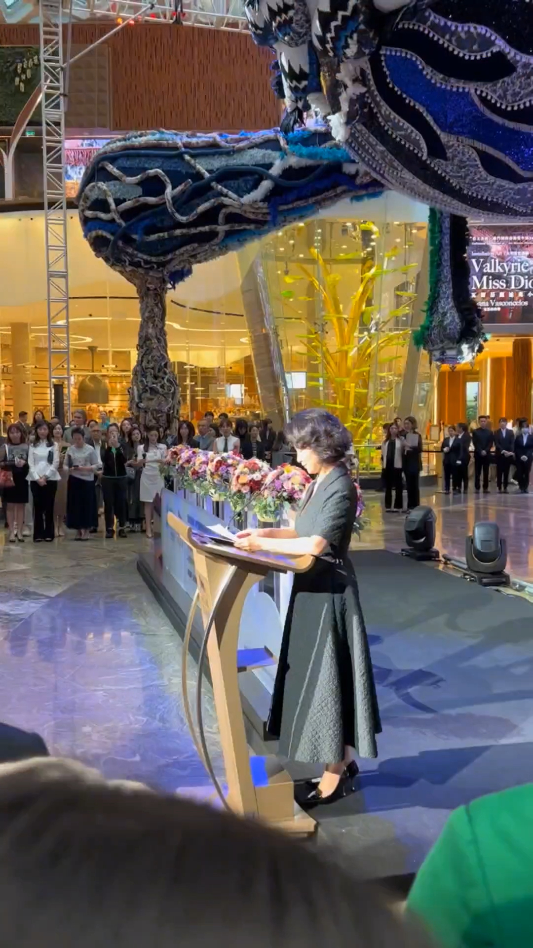 61岁何超琼体态是真好,满脸的大气从容,像高贵的黑天鹅