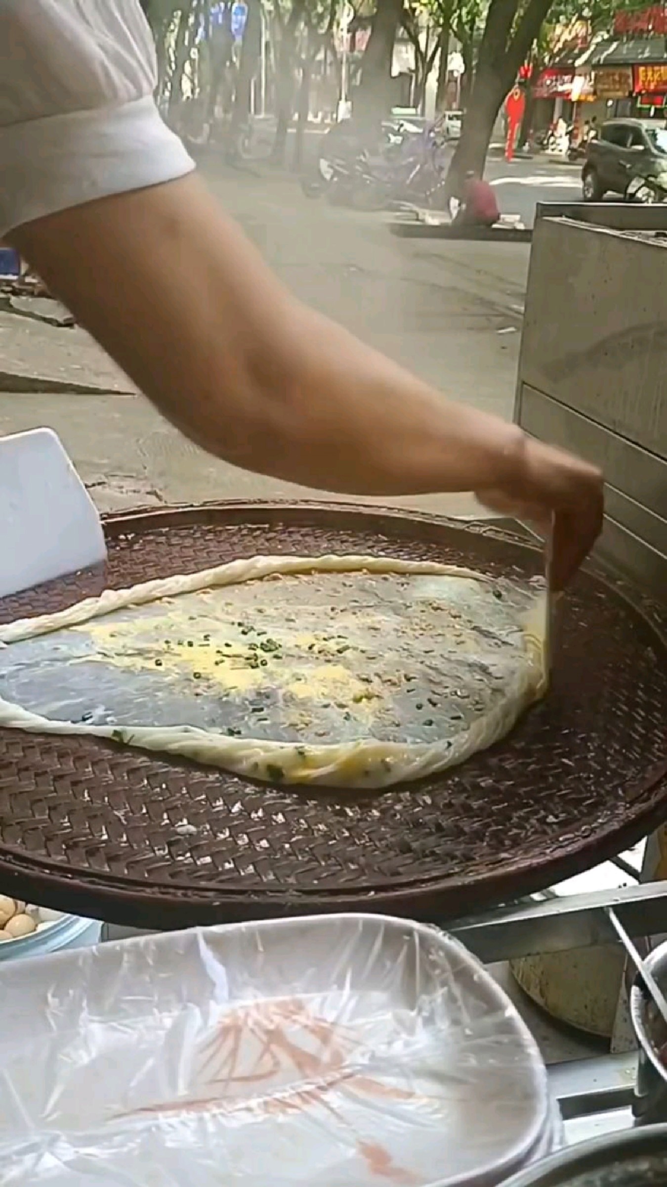 广东特色美食,石磨簸箕肠粉!