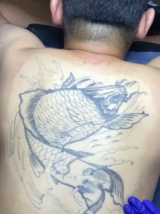 大哥满背鲤鱼纹身,真是太逗了,简直不忍直视