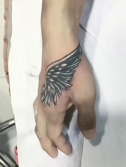 为了遮盖老纹身,又在手上纹了个新图案,你们觉得好看吗