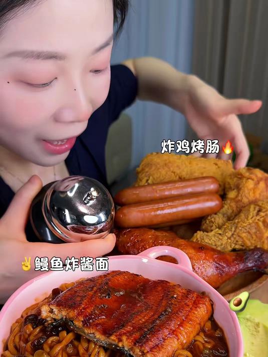 鳗鱼炸酱面、炸鸡芝士烤肠 还配了个牛油果香香香