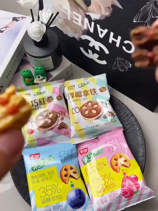 打小就爱吃的嘉士利果乐果香夹心饼干,现在又出了新口味