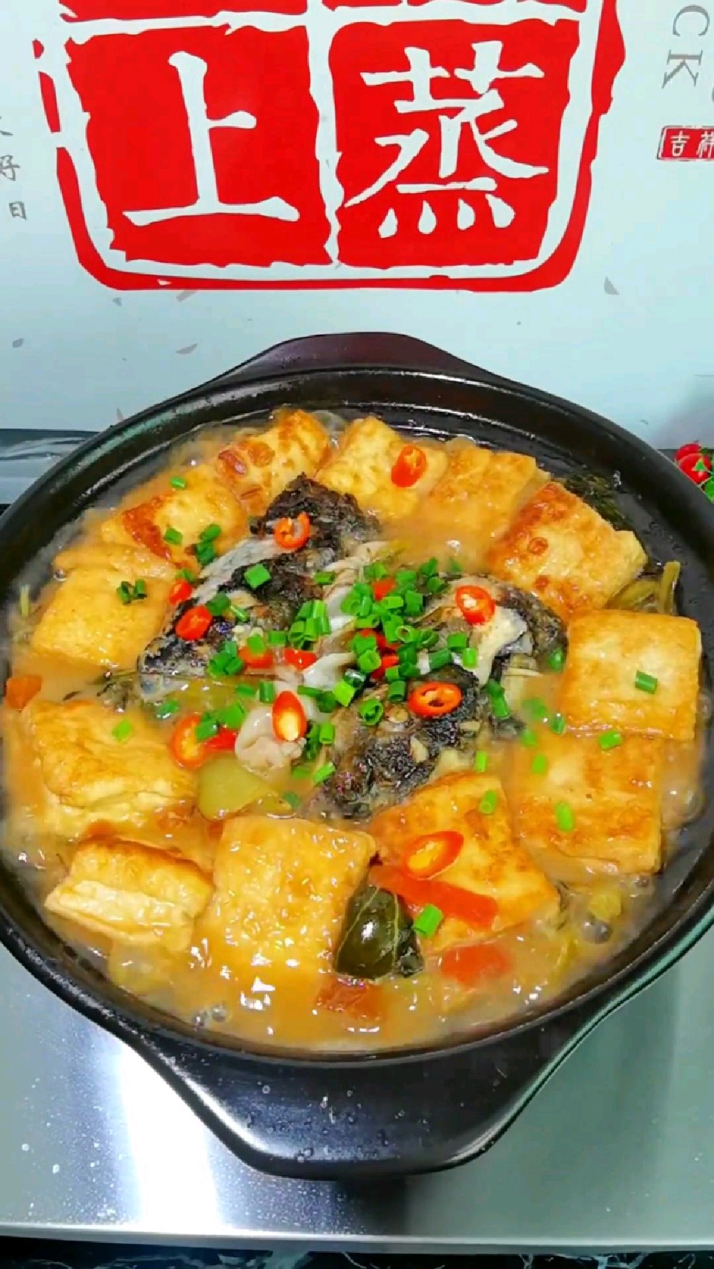 天凉了,做一道酸菜鱼头豆腐煲吧!味道太赞啦