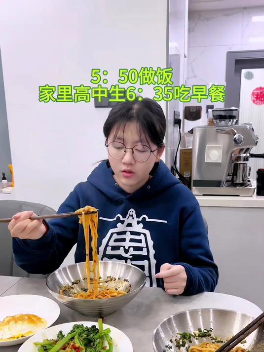 敏希最近的状态越来越好了,之前都不爱笑