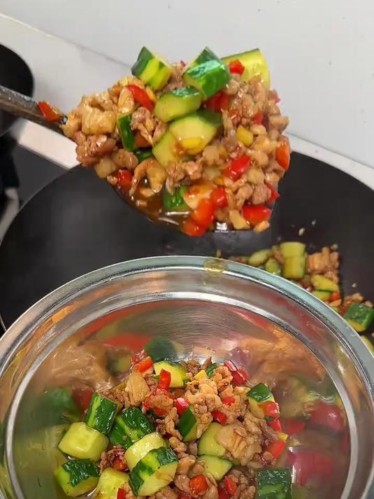 黄瓜炒肉丁像我这样做3碗米饭都不够吃