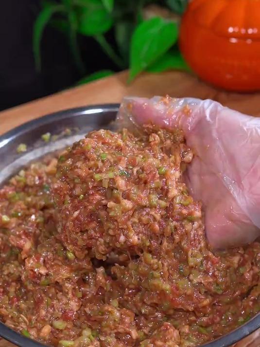 平日里家家的餐桌上都少不了饺子，芹菜猪肉馅