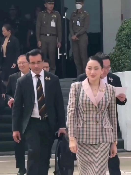 佩通坦抵达越南访问,穿条纹套装好稳重