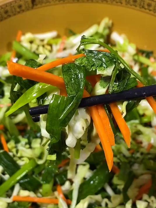 东北碎咸菜腌制方法，视频结尾有小橘子的吟诗一首总结一下