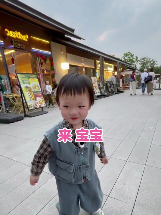 2岁宝宝第一视角买奶茶之初恋玫瑰青提，这小子先天社牛圣体