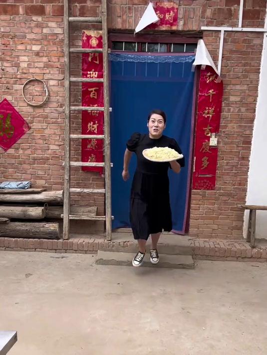 豫版乡村炸酱面 一屋两人三餐四季 一个在说 一个在笑 一个在做