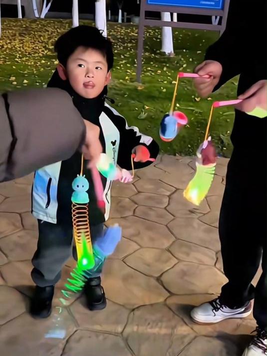 天啦!这个蛇年彩虹圈灯笼也太有意思啦!孩子一定超喜欢啊