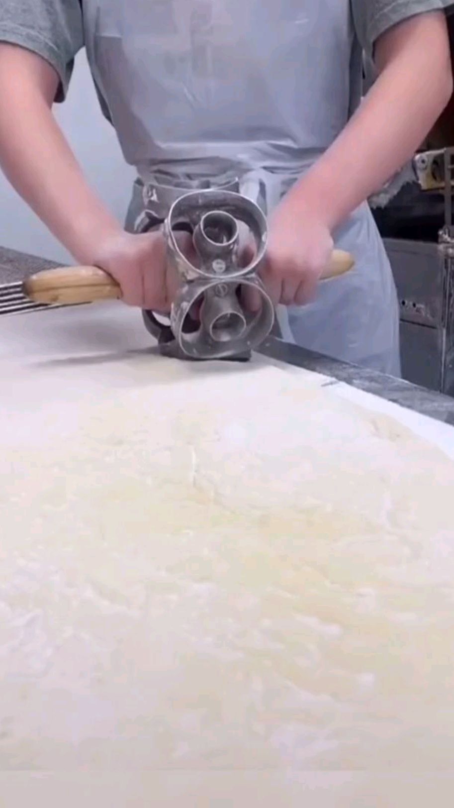 原来甜甜圈是用模具做出来的