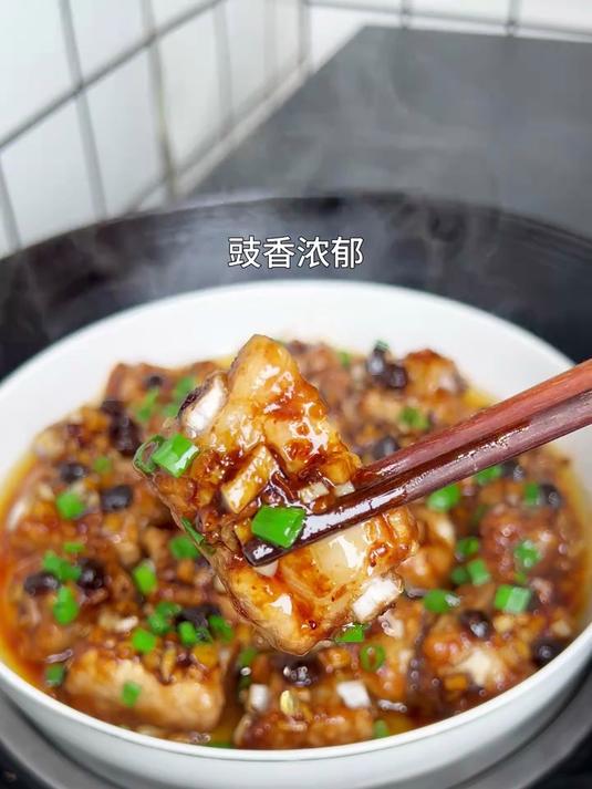 在广东，豉汁蒸排骨是每家餐桌上必不可少的一道家常菜