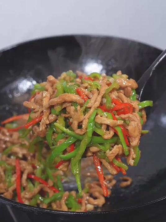 青椒炒肉丝很多人都爱吃，但不知道是先炒青椒还是先炒肉丝
