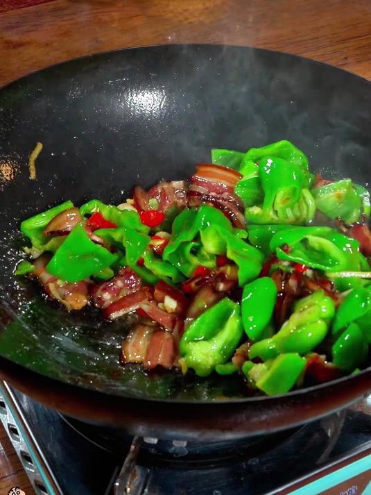 腊味中的经典！农家腊肉：熏香满溢，炒菜炖菜都绝配