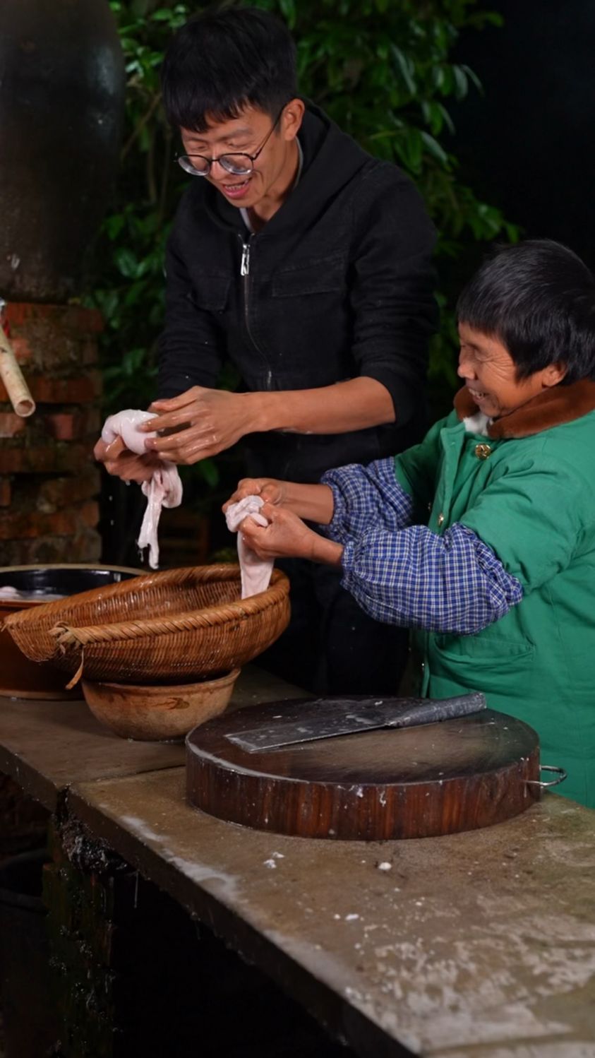 传统腌制酸菜需一个月之余,酸酸脆脆炒猪大肠,味蕾的奇妙世界里充盈着劳动成果的喜悦