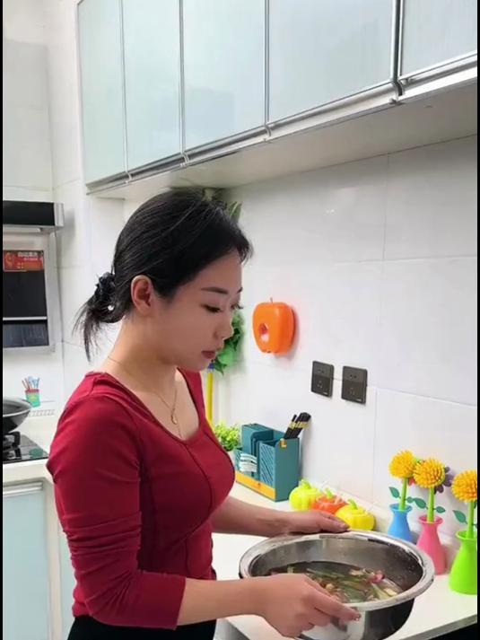 给厨房水槽边装一个这样的沥水架，剩菜剩饭倒里面也不怕堵下水道