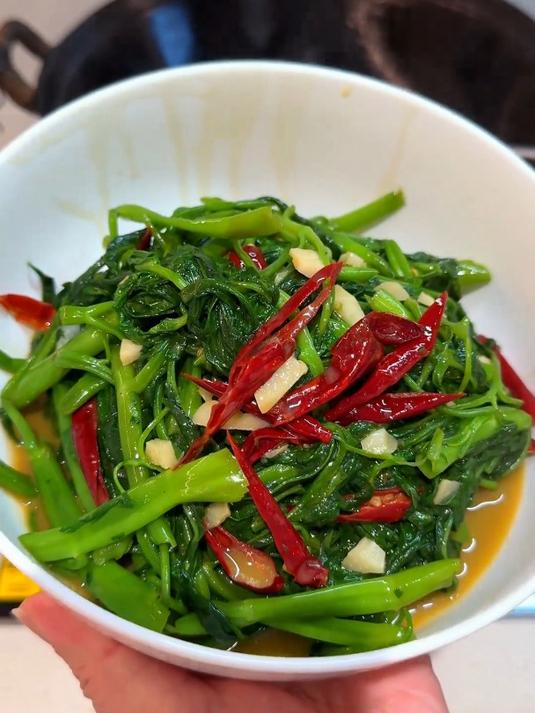 这个季节的空心菜又脆又嫩,配着腐乳一炒真的非常好吃