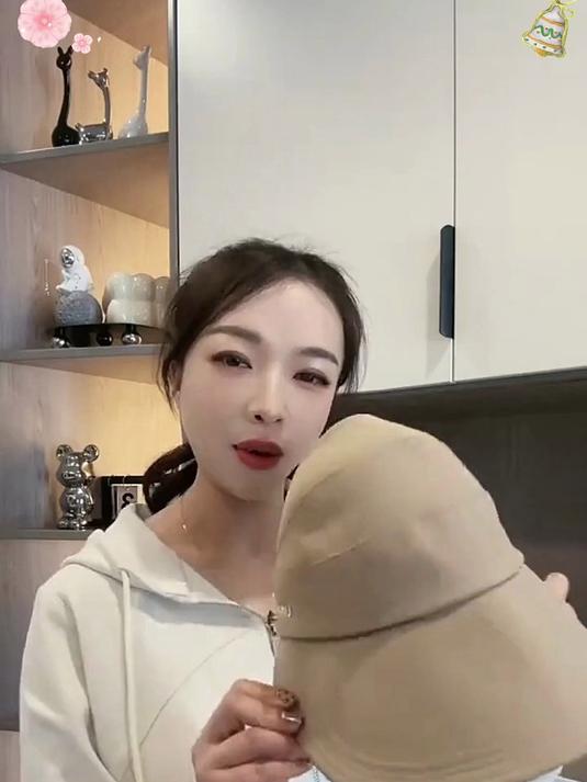 空顶鸭舌帽:时尚造型,防晒透气,适合运动与休闲场合!